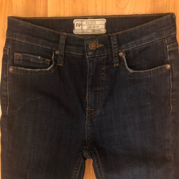 Free People Busted Knee Dark Wash Jeans Size 25 - Picture 6 of 8